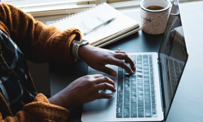 How to Become a Copywriter in 2024: A Step-By-Step Guide