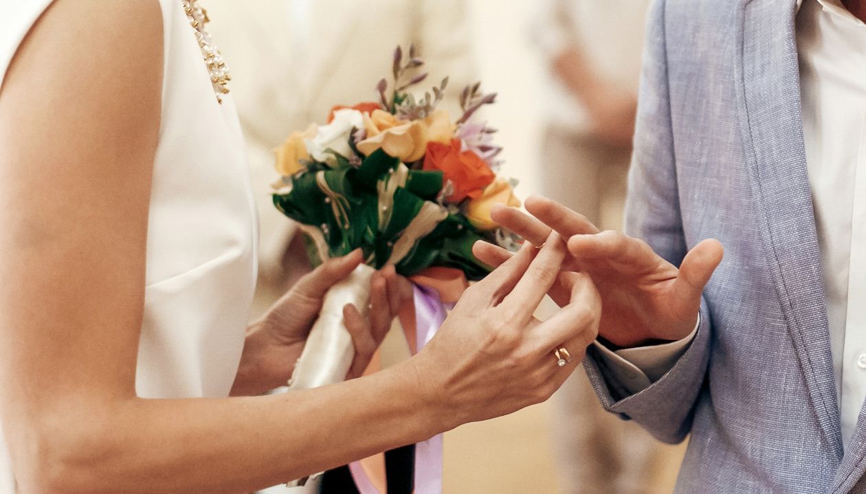 how to become a wedding officiant